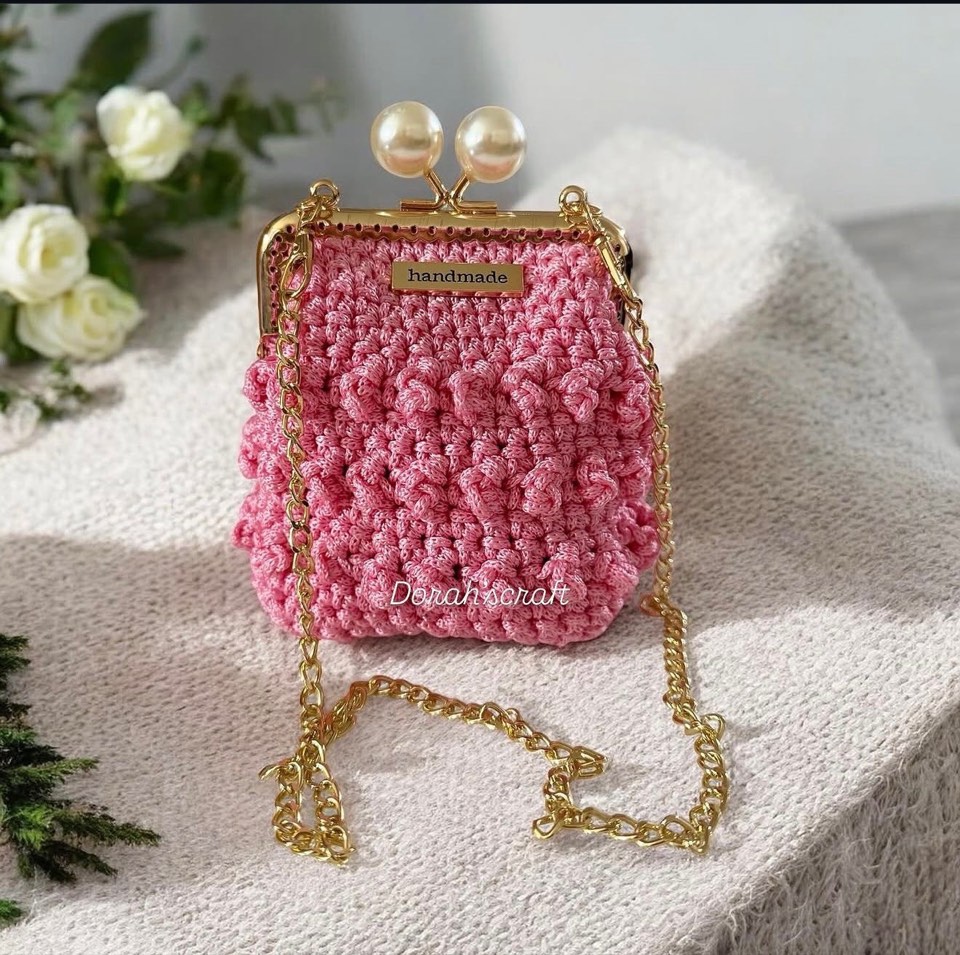 Pearl kiss-lock clasp on a gold frame